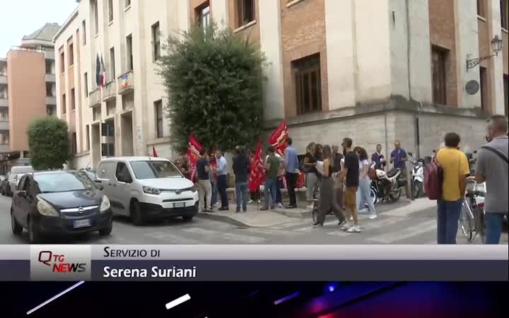 Refezione scolastica, protesta della Cgil sotto la sede del municipio di via Carducci