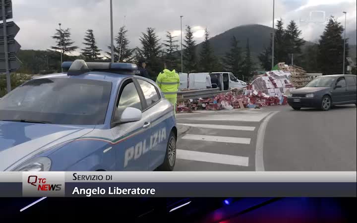 L'Aquila: camion carico di alimenti si ribalta sulla Statale 17