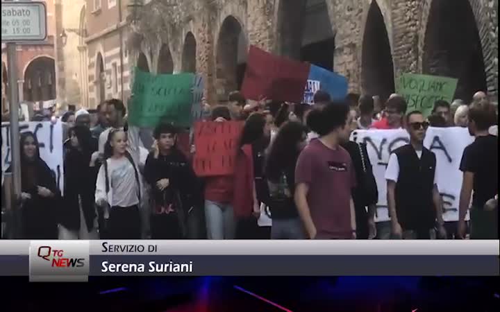 Delfico: studenti in corteo, simbolicamente, verso il tribunale